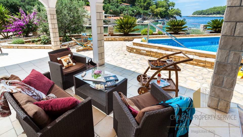 Šarmantna vila s bazenom prvi red do mora na otoku Korčuli!