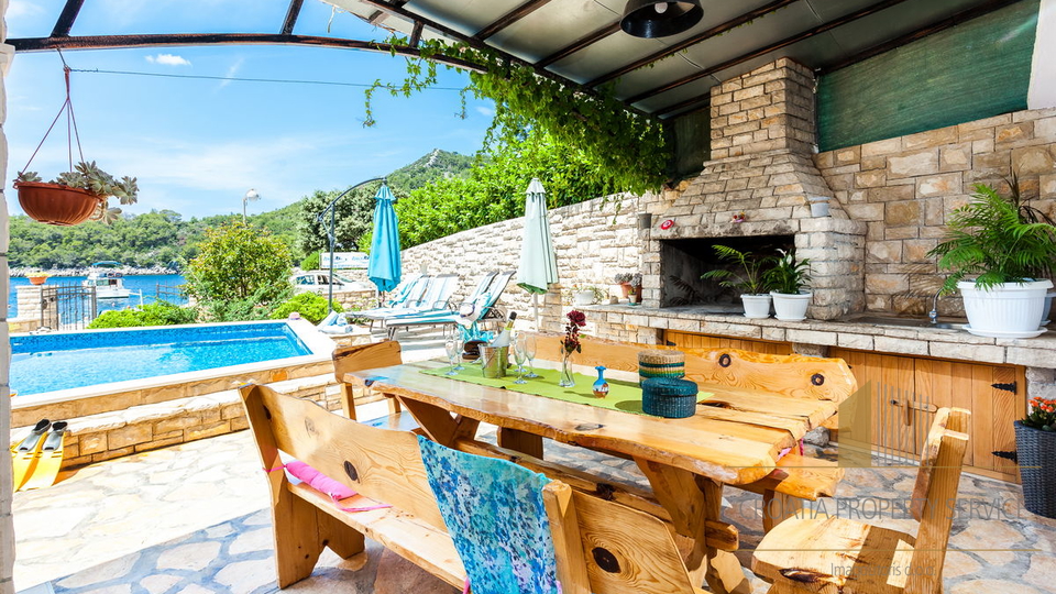 Šarmantna vila s bazenom prvi red do mora na otoku Korčuli!