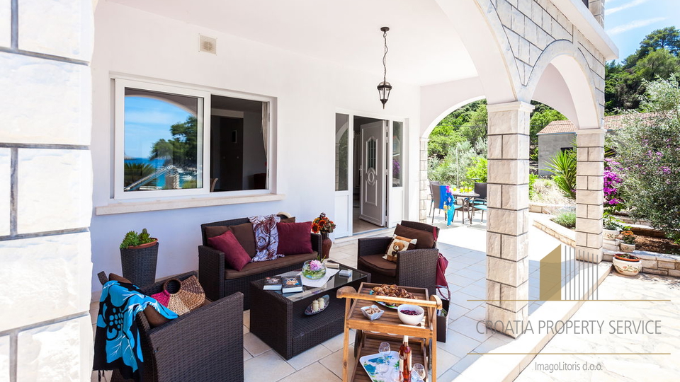 Šarmantna vila s bazenom prvi red do mora na otoku Korčuli!