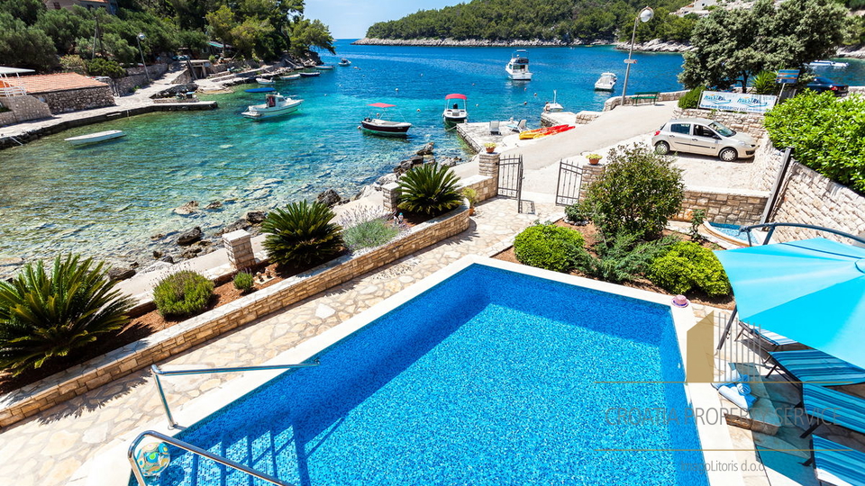 Šarmantna vila s bazenom prvi red do mora na otoku Korčuli!