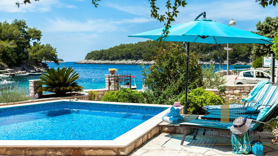 Šarmantna vila s bazenom prvi red do mora na otoku Korčuli!