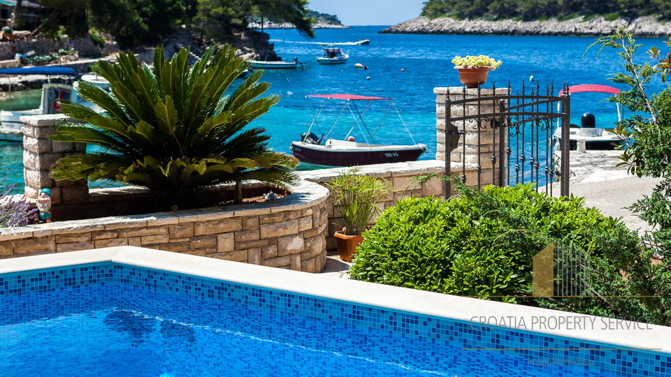 Šarmantna vila s bazenom prvi red do mora na otoku Korčuli!