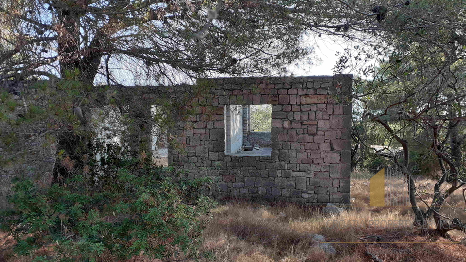 Zazidljivo zemljišče 2644m2 s kamnito hišo na otoku Šolta!