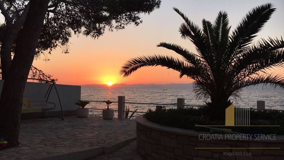 Wunderschönes Haus an fantastischer Lage, erste Meereslinie auf der Insel Brač!