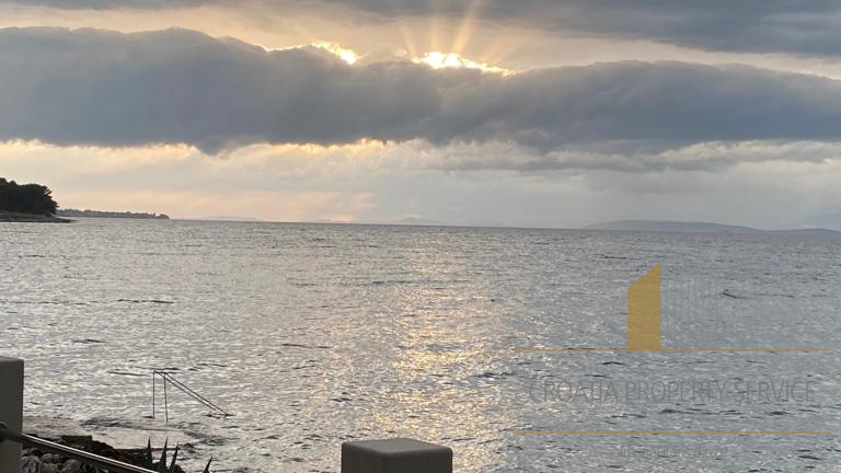 Wunderschönes Haus an fantastischer Lage, erste Meereslinie auf der Insel Brač!