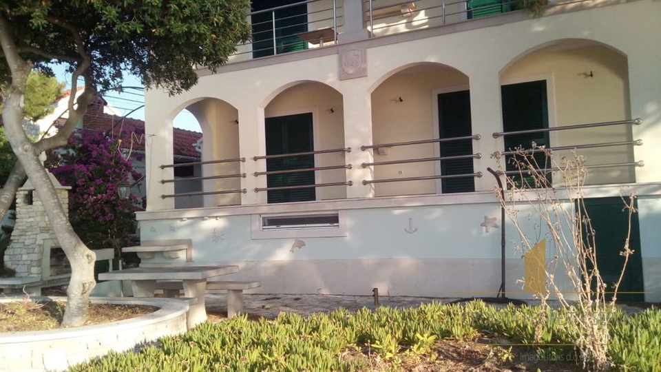 Wunderschönes Haus an fantastischer Lage, erste Meereslinie auf der Insel Brač!