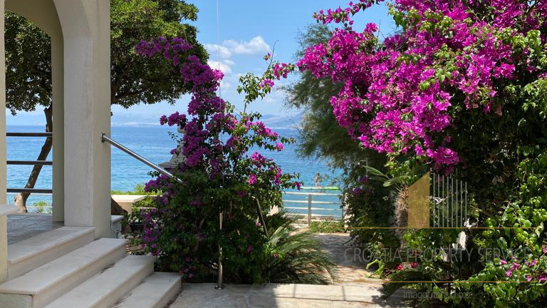 Wunderschönes Haus an fantastischer Lage, erste Meereslinie auf der Insel Brač!