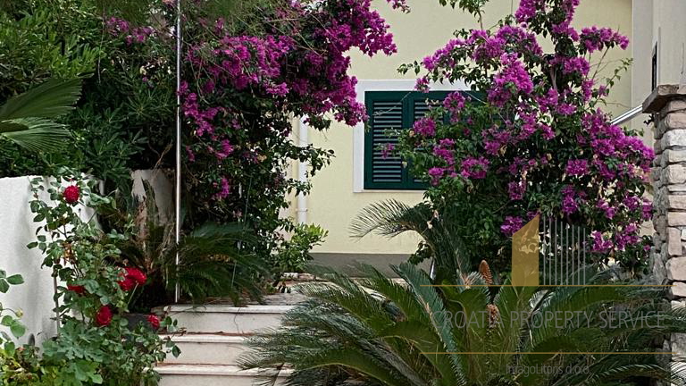 Wunderschönes Haus an fantastischer Lage, erste Meereslinie auf der Insel Brač!