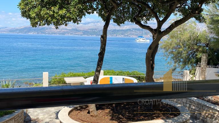 Wunderschönes Haus an fantastischer Lage, erste Meereslinie auf der Insel Brač!
