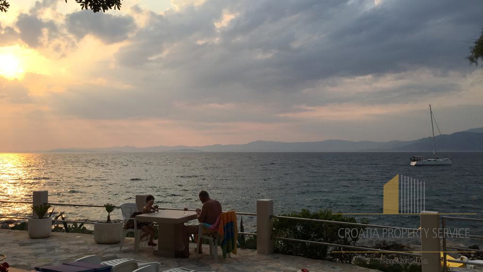 Wunderschönes Haus an fantastischer Lage, erste Meereslinie auf der Insel Brač!
