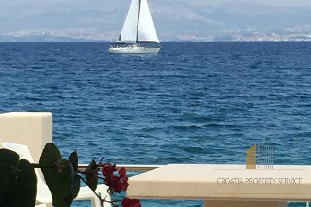 Wunderschönes Haus an fantastischer Lage, erste Meereslinie auf der Insel Brač!
