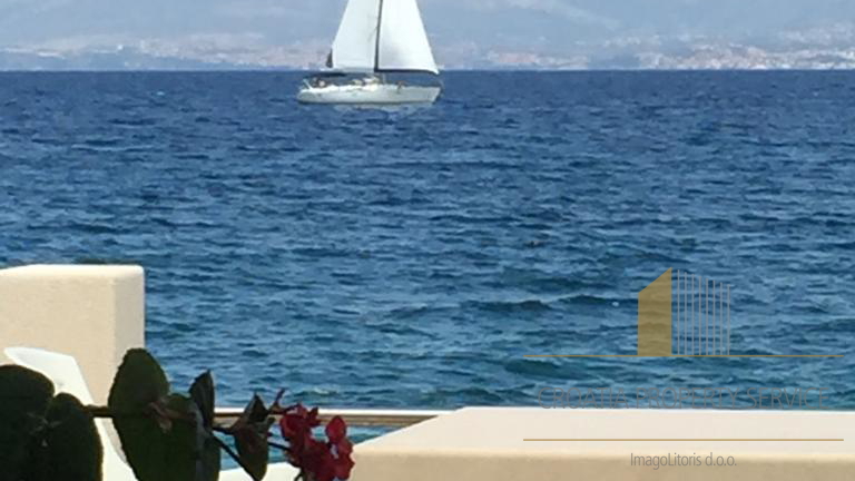 Wunderschönes Haus an fantastischer Lage, erste Meereslinie auf der Insel Brač!