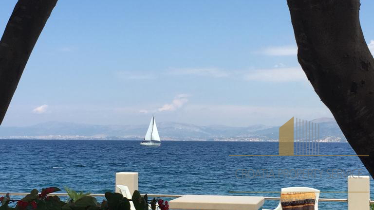 Wunderschönes Haus an fantastischer Lage, erste Meereslinie auf der Insel Brač!