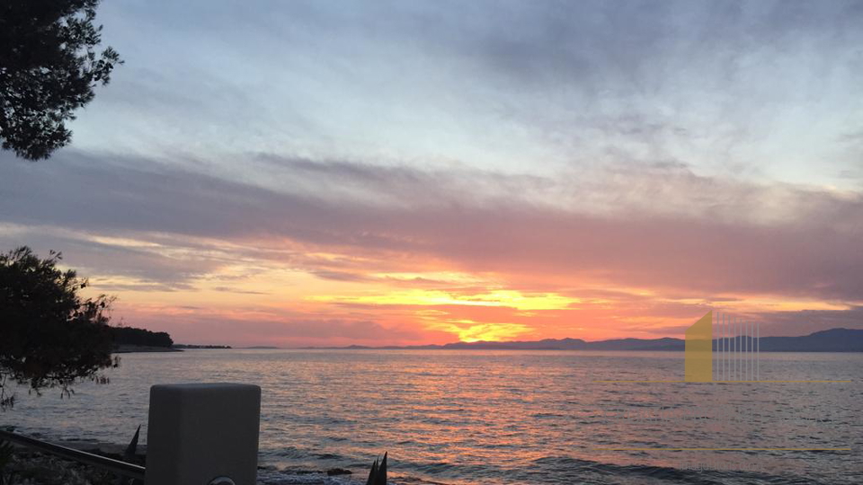 Wunderschönes Haus an fantastischer Lage, erste Meereslinie auf der Insel Brač!