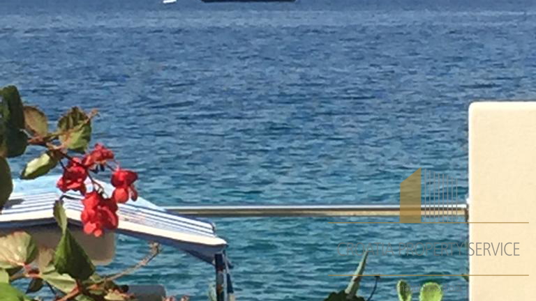Wunderschönes Haus an fantastischer Lage, erste Meereslinie auf der Insel Brač!
