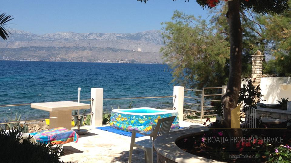 Wunderschönes Haus an fantastischer Lage, erste Meereslinie auf der Insel Brač!