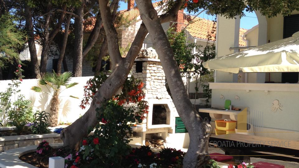 Wunderschönes Haus an fantastischer Lage, erste Meereslinie auf der Insel Brač!