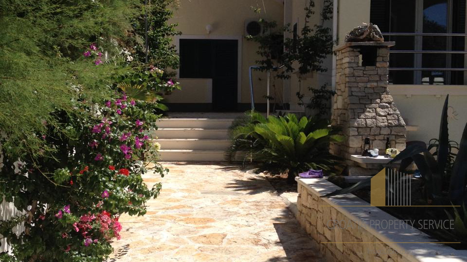 Wunderschönes Haus an fantastischer Lage, erste Meereslinie auf der Insel Brač!