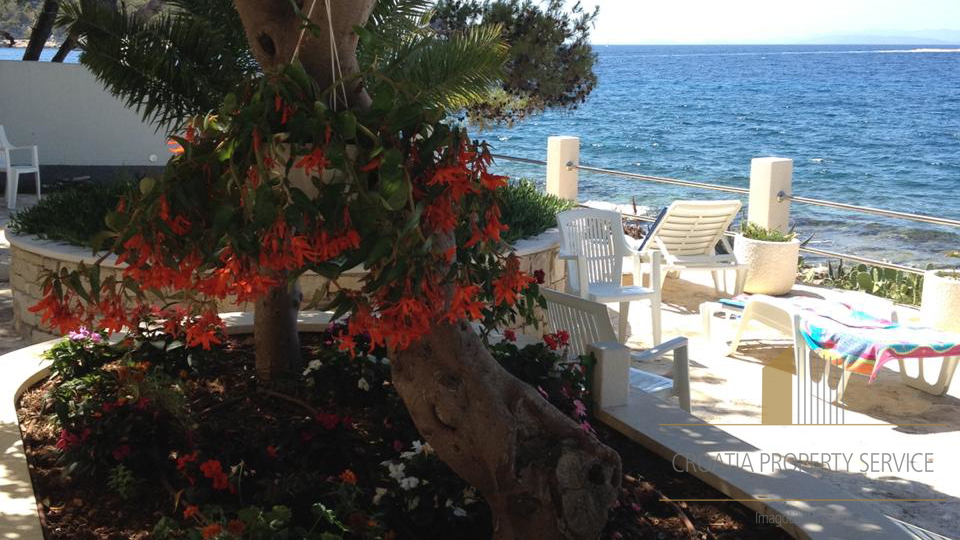 Wunderschönes Haus an fantastischer Lage, erste Meereslinie auf der Insel Brač!