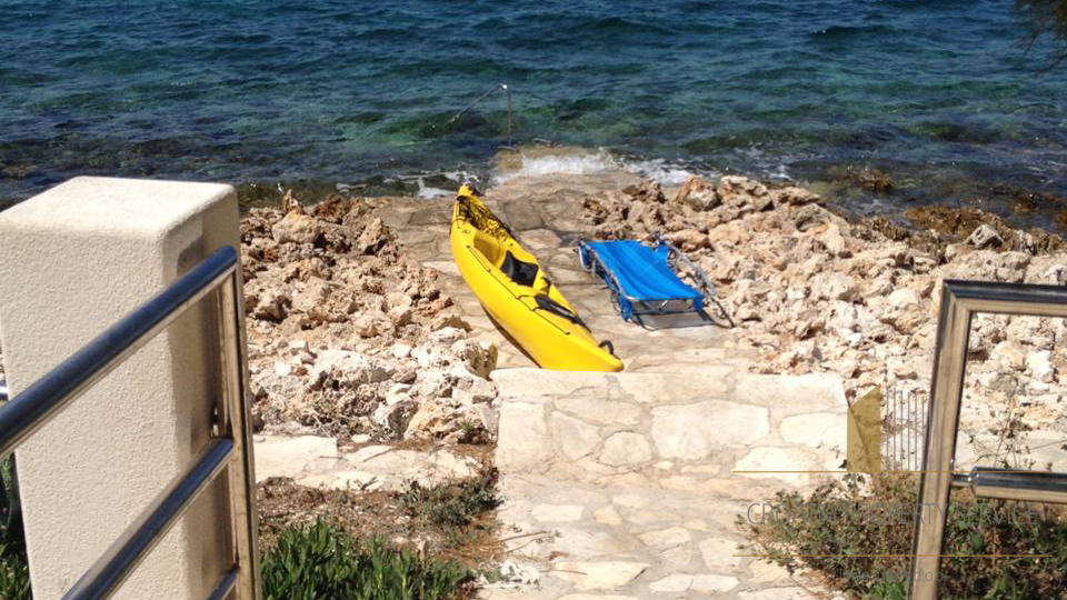 Wunderschönes Haus an fantastischer Lage, erste Meereslinie auf der Insel Brač!