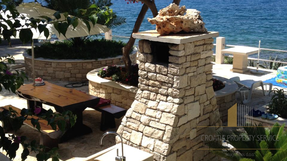 Wunderschönes Haus an fantastischer Lage, erste Meereslinie auf der Insel Brač!