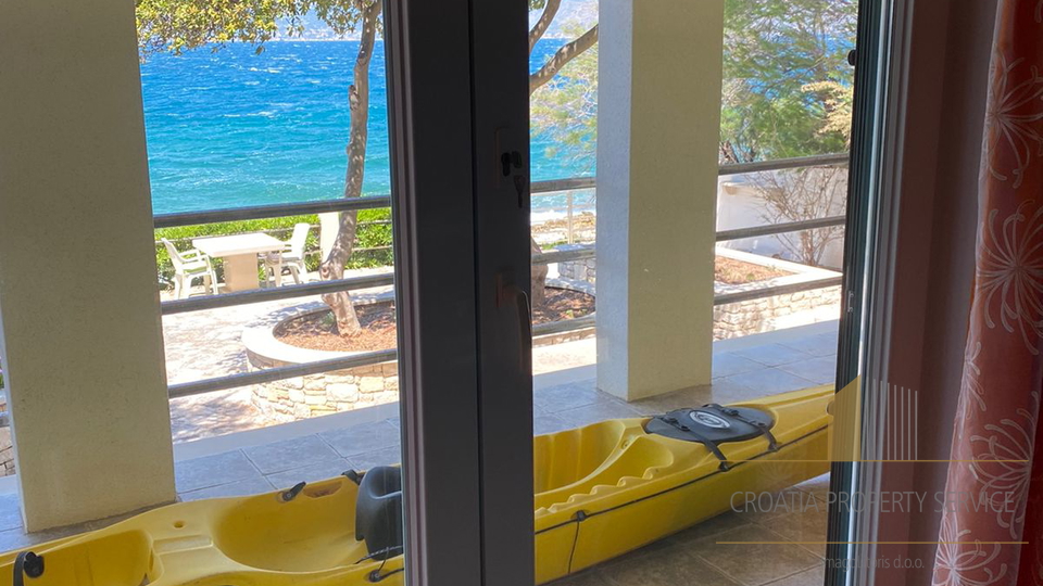 Wunderschönes Haus an fantastischer Lage, erste Meereslinie auf der Insel Brač!