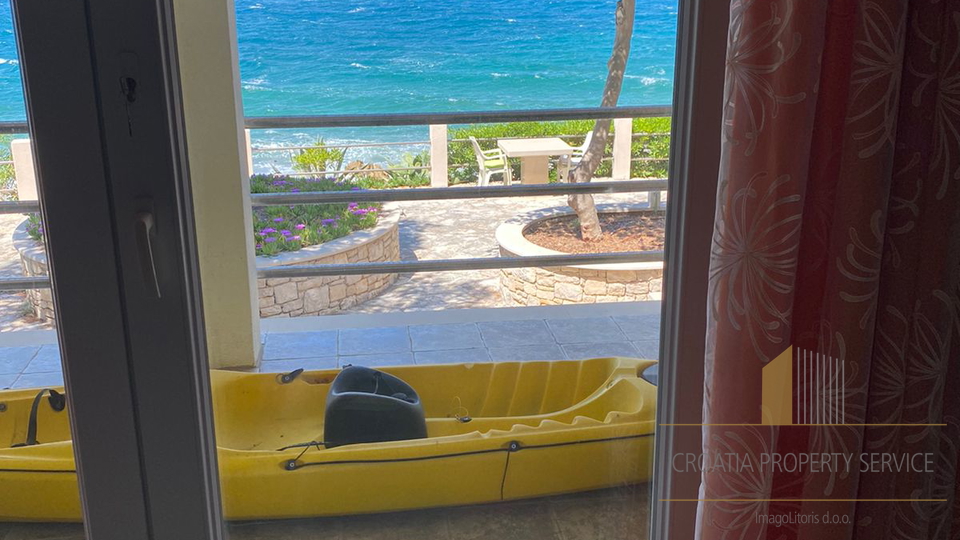 Wunderschönes Haus an fantastischer Lage, erste Meereslinie auf der Insel Brač!