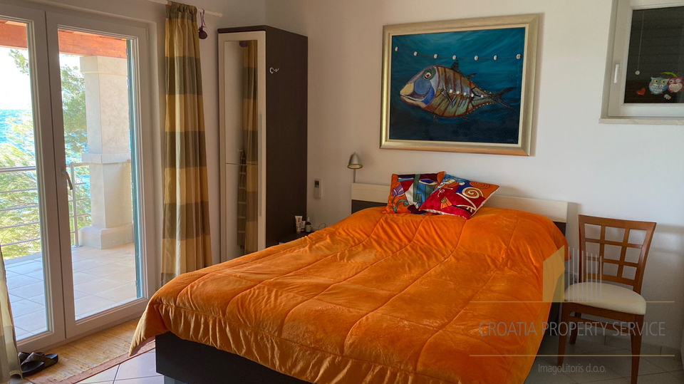 Wunderschönes Haus an fantastischer Lage, erste Meereslinie auf der Insel Brač!