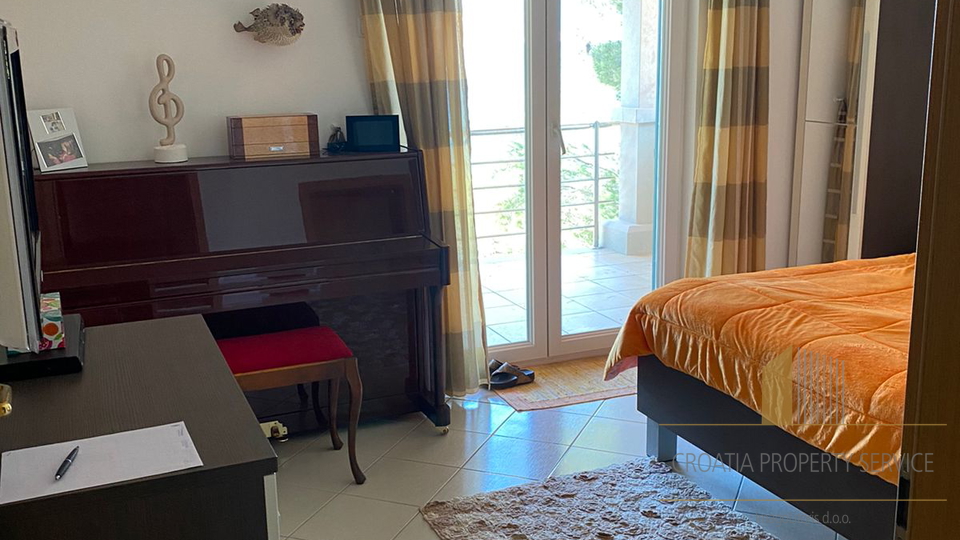 Wunderschönes Haus an fantastischer Lage, erste Meereslinie auf der Insel Brač!