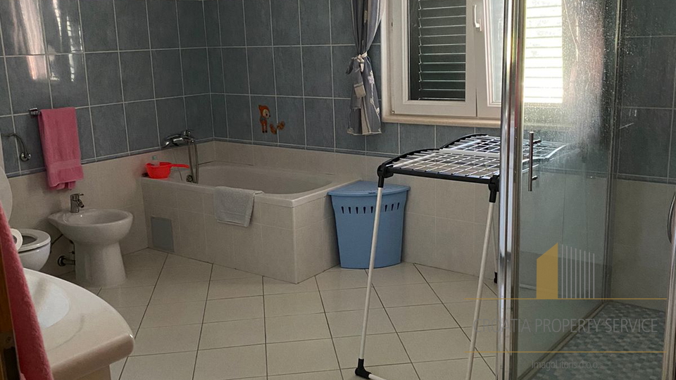 Wunderschönes Haus an fantastischer Lage, erste Meereslinie auf der Insel Brač!