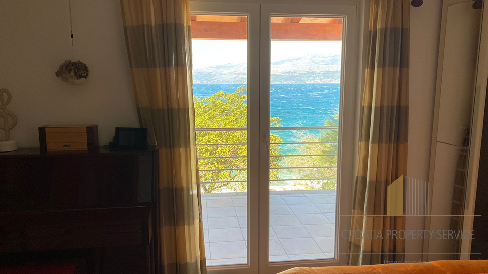 Wunderschönes Haus an fantastischer Lage, erste Meereslinie auf der Insel Brač!