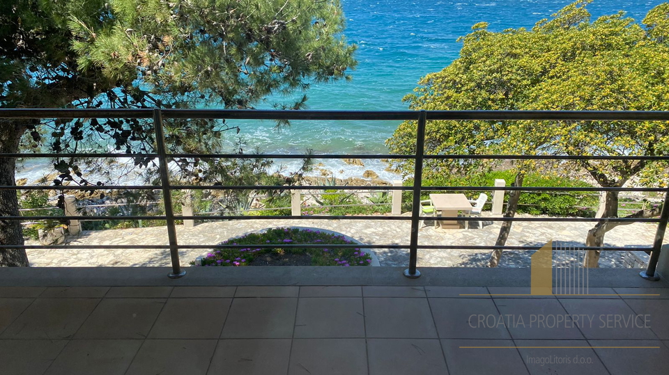 Wunderschönes Haus an fantastischer Lage, erste Meereslinie auf der Insel Brač!