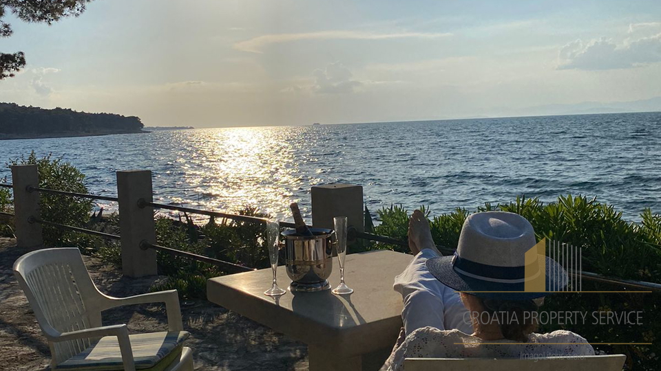 Wunderschönes Haus an fantastischer Lage, erste Meereslinie auf der Insel Brač!