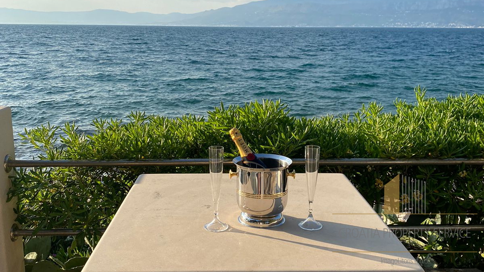 Wunderschönes Haus an fantastischer Lage, erste Meereslinie auf der Insel Brač!