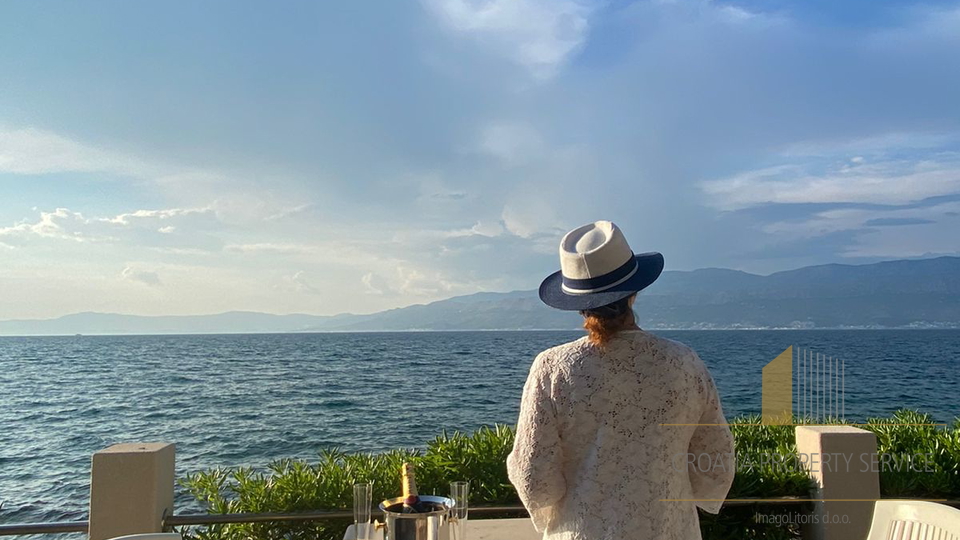 Wunderschönes Haus an fantastischer Lage, erste Meereslinie auf der Insel Brač!