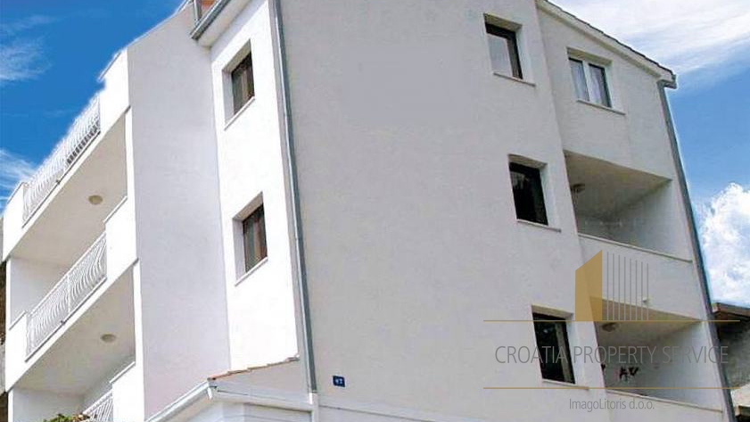 Apartmajska hiša na atraktivni lokaciji prva vrsta do morja - Dugi rat, Jesenice!