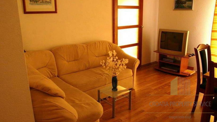 Apartmajska hiša na atraktivni lokaciji prva vrsta do morja - Dugi rat, Jesenice!