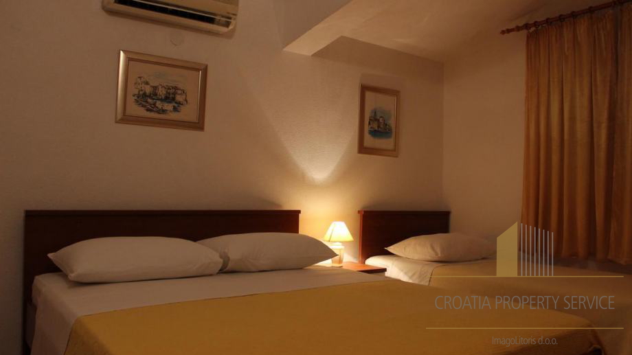 Apartmajska hiša na atraktivni lokaciji prva vrsta do morja - Dugi rat, Jesenice!