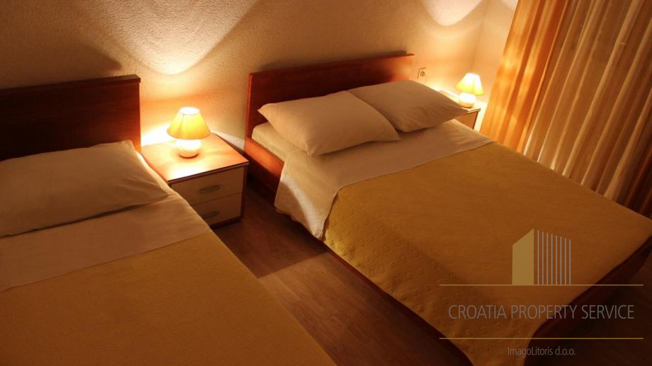 Apartmajska hiša na atraktivni lokaciji prva vrsta do morja - Dugi rat, Jesenice!