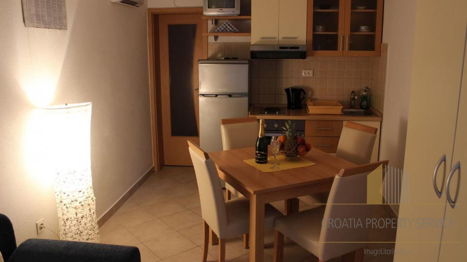 Apartmajska hiša na atraktivni lokaciji prva vrsta do morja - Dugi rat, Jesenice!