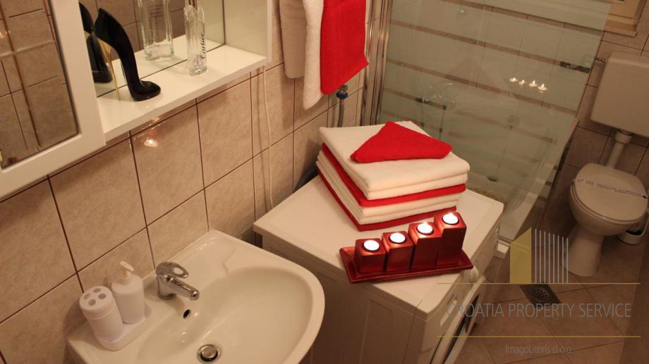 Apartmajska hiša na atraktivni lokaciji prva vrsta do morja - Dugi rat, Jesenice!