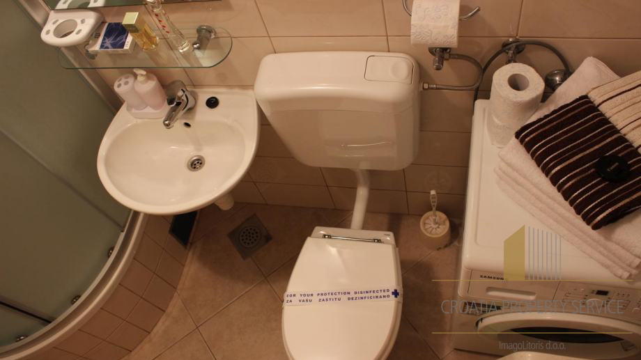 Apartmajska hiša na atraktivni lokaciji prva vrsta do morja - Dugi rat, Jesenice!