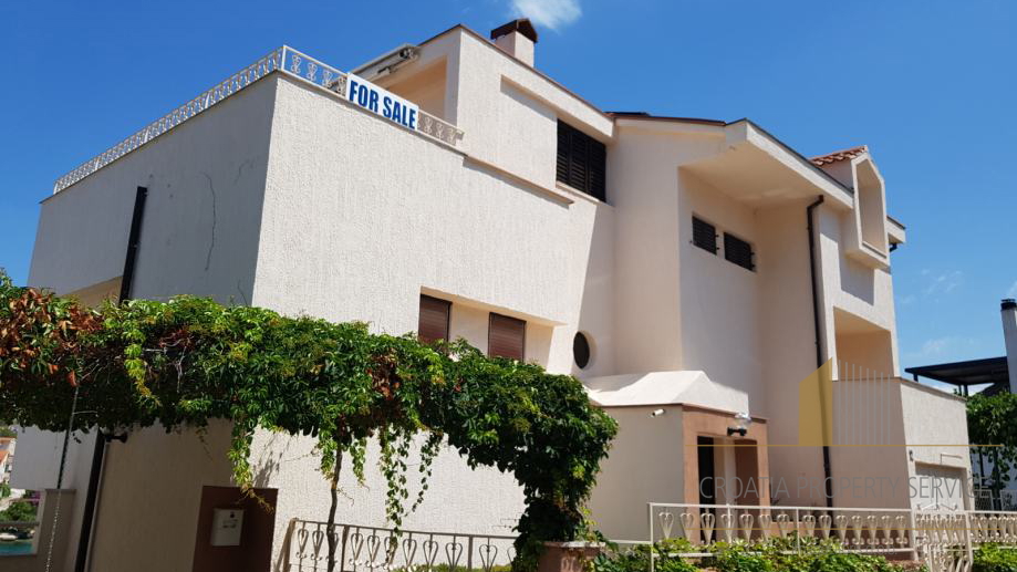 House in a great location overlooking the sea near Sibenik!