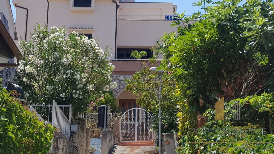 House in a great location overlooking the sea near Sibenik!