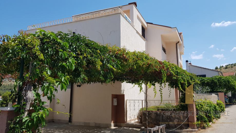 House in a great location overlooking the sea near Sibenik!