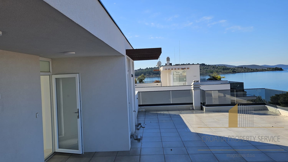 Luxuswohnung mit Dachterrasse in einem Neubau erste Reihe zum Meer - Srima!