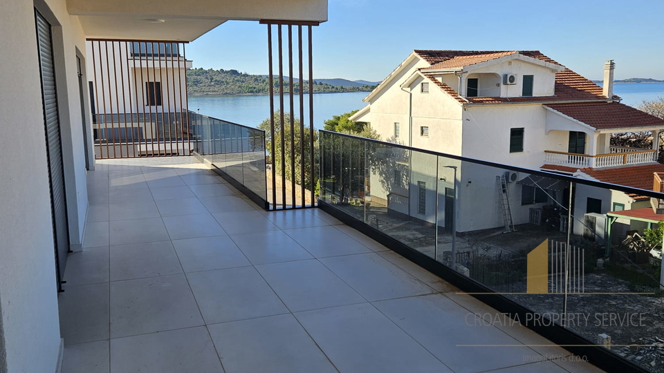 Luxuswohnung mit Dachterrasse in einem Neubau erste Reihe zum Meer - Srima!