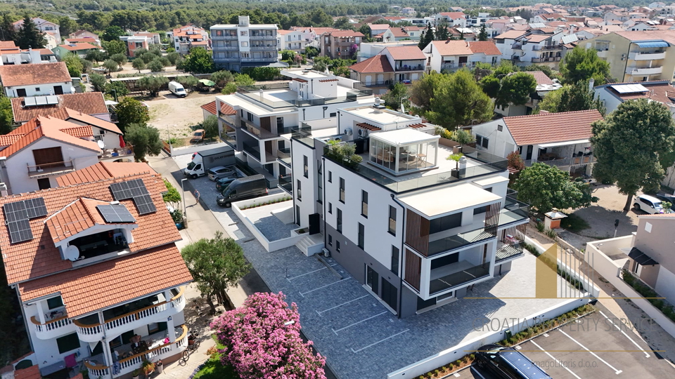 Luxuswohnung mit Dachterrasse in einem Neubau erste Reihe zum Meer - Srima!