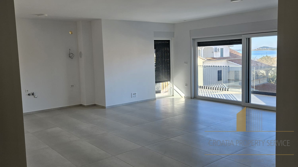 Luxuswohnung mit Dachterrasse in einem Neubau erste Reihe zum Meer - Srima!