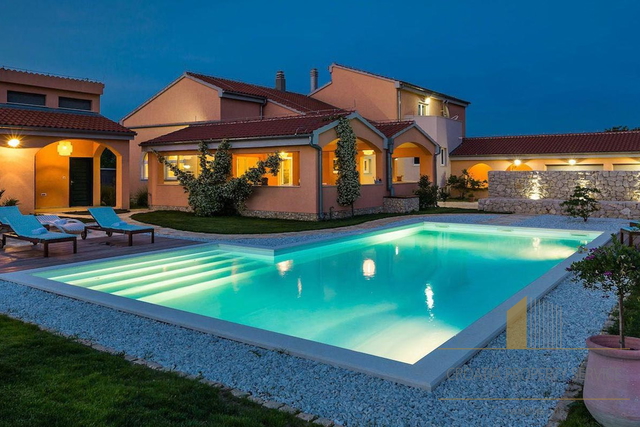 Čudovita vila 730m2 s fantastičnim vrtom v bližini Zadra!